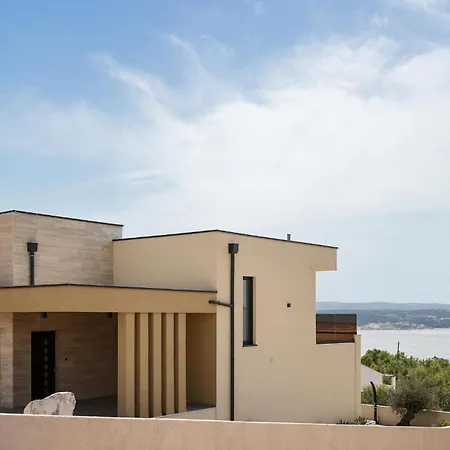 Front In Nyaraló