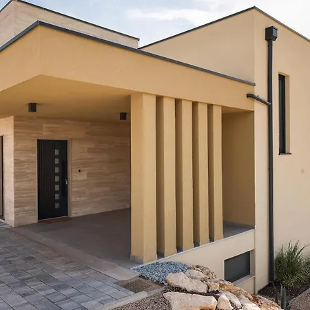 4 Bedroom Awesome In Сasa de vacaciones Maslenica