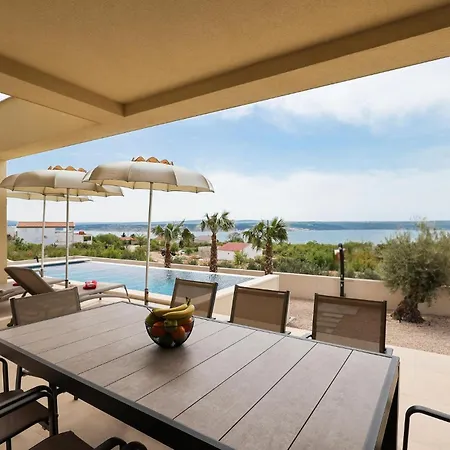 4 Bedroom Awesome In *