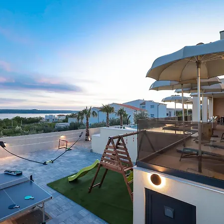 4 Bedroom Awesome In *