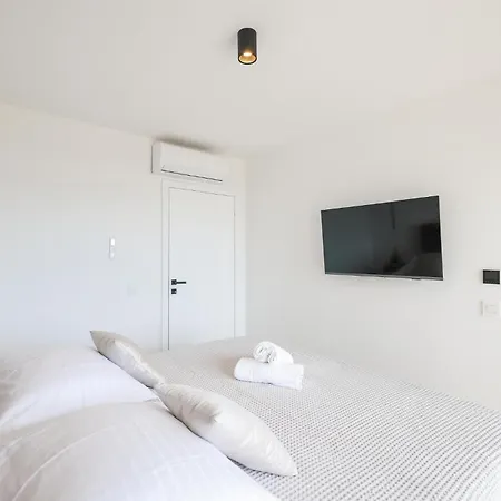 4 Bedroom Awesome In *