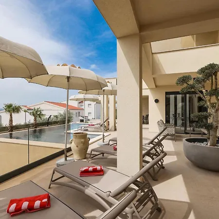 Сasa de vacaciones 4 Bedroom Awesome In *