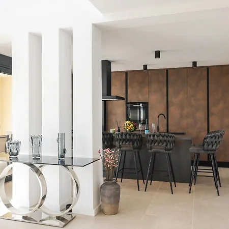 4 Bedroom Awesome In *