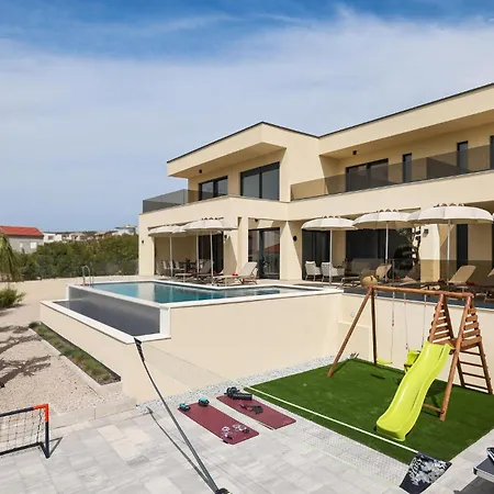 Сasa de vacaciones 4 Bedroom Awesome In *