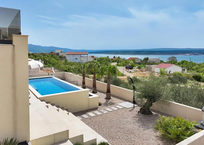 4 Bedroom Awesome In Holiday home *