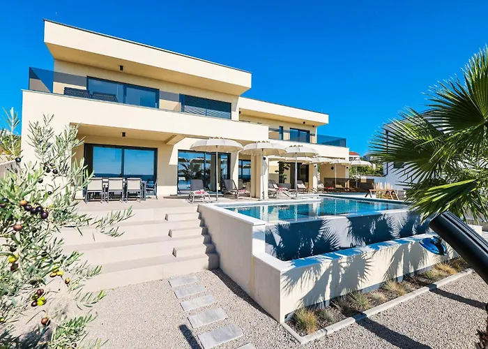 4 Bedroom Awesome In Holiday home *