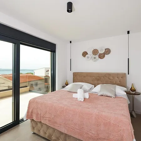 4 Bedroom Awesome In *