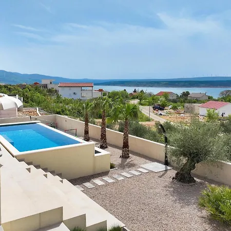 4 Bedroom Awesome In Holiday home *