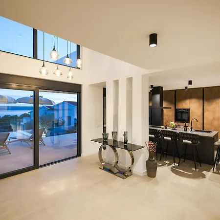 Hébergement de vacances 4 Bedroom Awesome In Maslenica