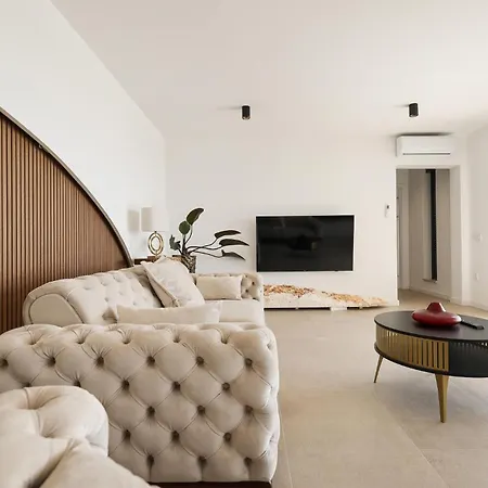 4 Bedroom Awesome In Holiday home *