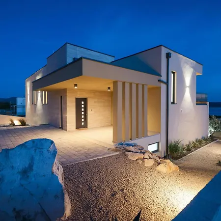 4 Bedroom Awesome In Hébergement de vacances Maslenica