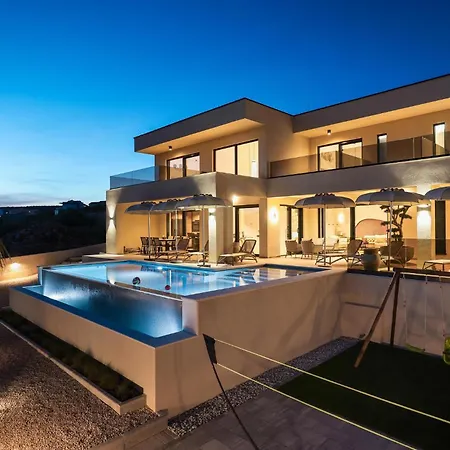 4 Bedroom Awesome In Holiday home *