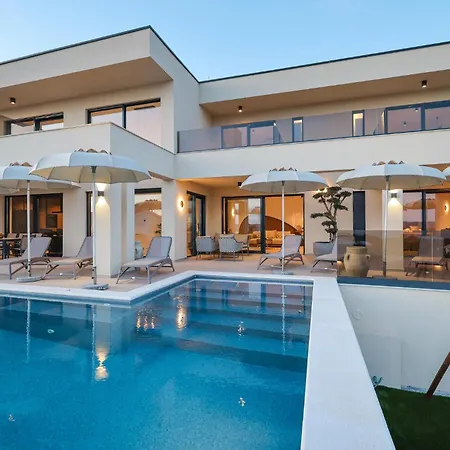 Hébergement de vacances 4 Bedroom Awesome In Maslenica