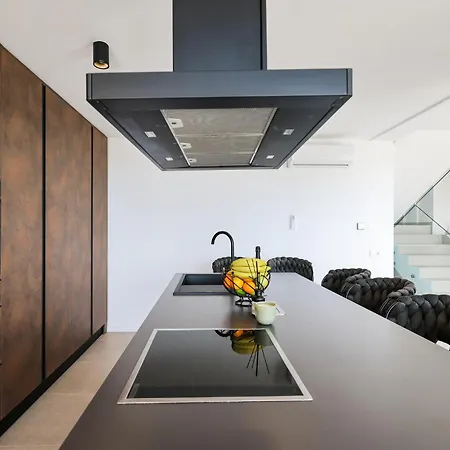 4 Bedroom Awesome In Hébergement de vacances Maslenica