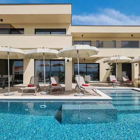 4 Bedroom Awesome In Hébergement de vacances Maslenica