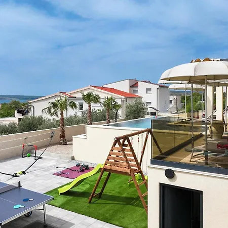 Hébergement de vacances 4 Bedroom Awesome In