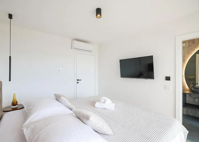 4 Bedroom Awesome In *