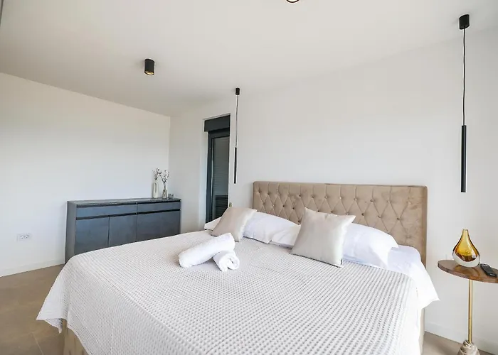 4 Bedroom Awesome In Vikendica